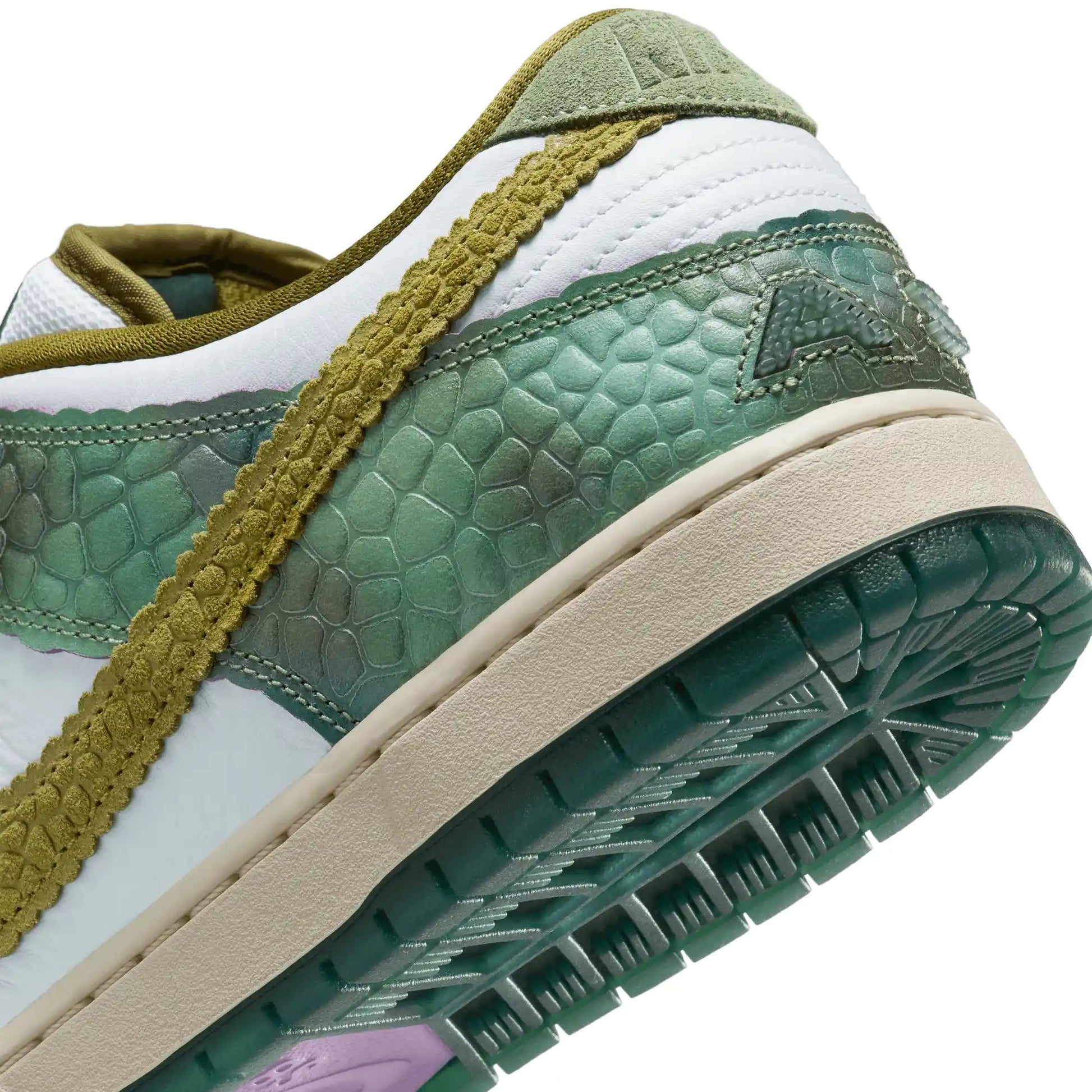 Nike SB Dunk Low Pro "Chameleon", oil green/desert moss - white - Tiki Room Skateboards - 4